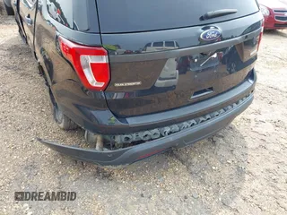 2019 Ford Police Interceptor Utility z VIN 1FM5K8AT0KGA31584, wystawiony jako IAAI lot #42011705 z przebiegiem 145 304 mil mil oraz . Historia ofert i sprzedaży dostępna na DreamBid. Obrazek 17.