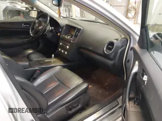 2014 Nissan Maxima SV z VIN 1N4AA5AP8EC498468, wystawiony jako IAAI lot #42344525 z przebiegiem 149 178 mil mil oraz . Historia ofert i sprzedaży dostępna na DreamBid. Obrazek 5.