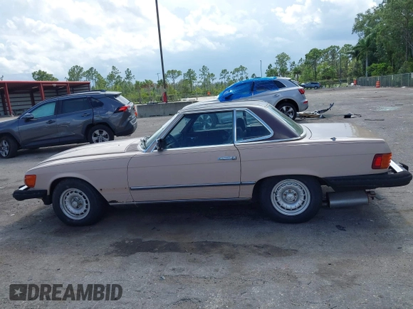 1983 Mercedes-Benz 380 SL z VIN WDBBA45A1DB020815, wystawiony jako IAAI lot #42548157 z przebiegiem 104 615 mil mil oraz . Historia ofert i sprzedaży dostępna na DreamBid. Obrazek 18.