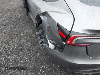 2025 Tesla Model 3 Long Range z VIN 5YJ3E1EA0SF906935, wystawiony jako IAAI lot #41915554 z przebiegiem 1 715 mil mil oraz . Historia ofert i sprzedaży dostępna na DreamBid. Obrazek 20.
