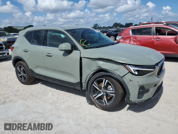 2025 Volvo XC40 Core Bright Theme z VIN YV4L12UJ4S2520540, wystawiony jako Copart lot #60871675 z przebiegiem 5 949 mil mil oraz Szkoda całkowita • Salvage title. Historia ofert i sprzedaży dostępna na DreamBid. Obrazek 4.