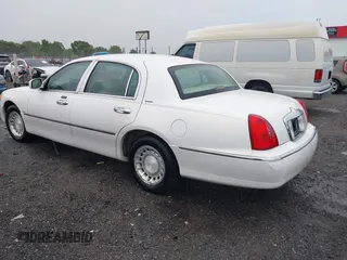 2002 Lincoln Town Car Executive z VIN 1LNHM81W42Y636204, wystawiony jako IAAI lot #42194479 z przebiegiem Nie podano mil oraz . Historia ofert i sprzedaży dostępna na DreamBid. Obrazek 3.