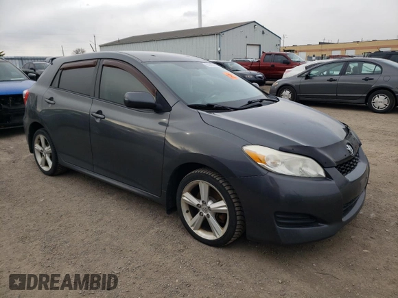 2009 Toyota Matrix S z VIN 2T1KE40E79C021007, wystawiony jako Copart lot #83045034 z przebiegiem Nie podano mil oraz Czysty tytuł • Clean title. Historia ofert i sprzedaży dostępna na DreamBid. Obrazek 4.