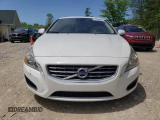 2013 Volvo S60 T5 Premier z VIN YV1612FS6D2204799, wystawiony jako Copart lot #57465945 z przebiegiem 122 604 mil mil oraz Czysty tytuł • Clean title. Historia ofert i sprzedaży dostępna na DreamBid. Obrazek 5.