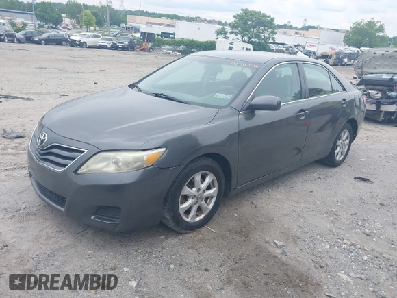 2011 Toyota Camry LE z VIN 4T4BF3EK0BR102446, wystawiony jako IAAI lot #42360776 z przebiegiem 202 324 mil mil oraz . Historia ofert i sprzedaży dostępna na DreamBid. Obrazek 2.
