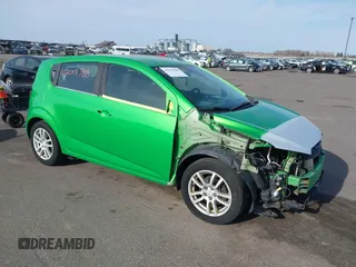 2016 Chevrolet Sonic LT z VIN 1G1JC6SH8G4146885, wystawiony jako IAAI lot #42018388 z przebiegiem 190 010 mil mil oraz . Historia ofert i sprzedaży dostępna na DreamBid. Obrazek 1.