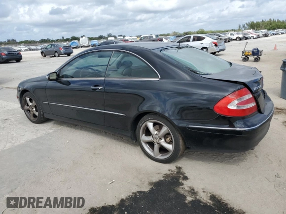 2005 Mercedes-Benz CLK 320 z VIN WDBTJ65J55F157718, wystawiony jako Copart lot #45033595 z przebiegiem 153 639 mil mil oraz Szkody całkowita. Historia ofert i sprzedaży dostępna na DreamBid. Obrazek 2.
