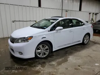 2010 Lexus HS 250h z VIN JTHBB1BA0A2026195, wystawiony jako Copart lot #55851295 z przebiegiem 284 870 mil mil oraz Tytuł czysty. Historia ofert i sprzedaży dostępna na DreamBid. Obrazek 1.