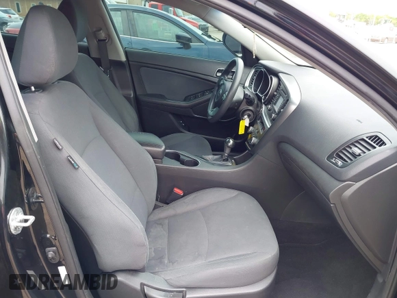 2015 Kia Optima LX z VIN 5XXGM4A70FG517585, wystawiony jako IAAI lot #42193594 z przebiegiem 155 118 mil mil oraz . Historia ofert i sprzedaży dostępna na DreamBid. Obrazek 5.