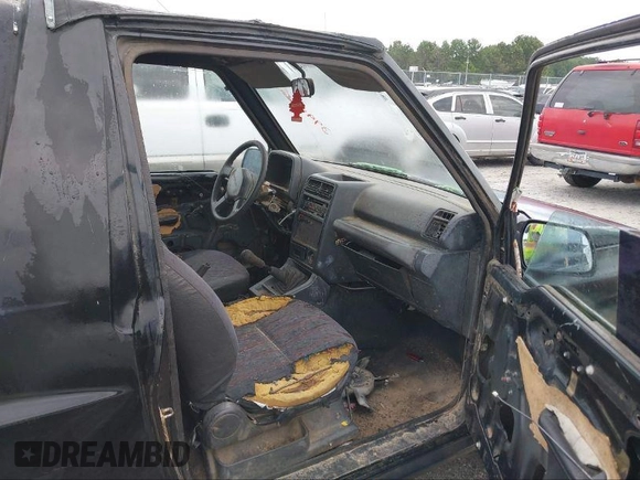 1995 Geo Tracker z VIN 2CNBE18U0S6943292, wystawiony jako IAAI lot #41274067 z przebiegiem Nie podano mil oraz . Historia ofert i sprzedaży dostępna na DreamBid. Obrazek 5.