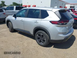 2024 Nissan Rogue SV z VIN 5N1BT3BA7RC681000, wystawiony jako IAAI lot #42275267 z przebiegiem 32 975 mil mil oraz . Historia ofert i sprzedaży dostępna na DreamBid. Obrazek 3.