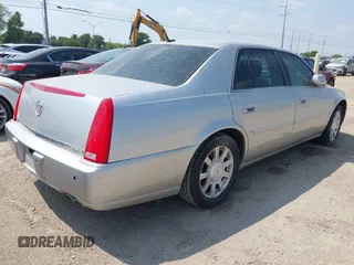 2008 Cadillac DTS 1SA z VIN 1G6KD57Y38U161178, wystawiony jako IAAI lot #42333039 z przebiegiem 116 469 mil mil oraz . Historia ofert i sprzedaży dostępna na DreamBid. Obrazek 4.