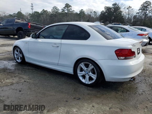 2011 BMW 1 Series 128i z VIN WBAUP7C51BVP21668, wystawiony jako Copart lot #46258635 z przebiegiem 111 911 mil mil oraz Szkody całkowita. Historia ofert i sprzedaży dostępna na DreamBid. Obrazek 2.