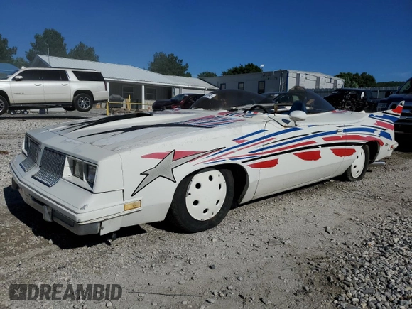 1983 Oldsmobile Cutlass Supreme z VIN 1G3AR47A2DM503155, wystawiony jako Copart lot #85253274 z przebiegiem Nie podano mil oraz Szkoda całkowita • Salvage title. Historia ofert i sprzedaży dostępna na DreamBid. Obrazek 1.