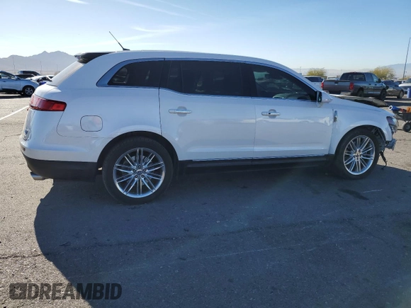 2016 Lincoln MKT EcoBoost z VIN 2LMHJ5AT9GBL01820, wystawiony jako Copart lot #85581554 z przebiegiem 43 943 mil mil oraz Szkody całkowita. Historia ofert i sprzedaży dostępna na DreamBid. Obrazek 3.