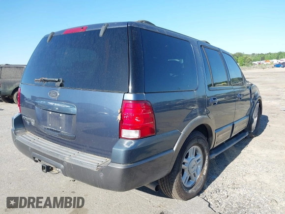 2004 Ford Expedition Special Service with VIN 1FMFU15L24LA67271, listed as a IAAI auction lot 42142445 with 136,752 mi miles. Bid and sale history available at carsss.com. Image 4.