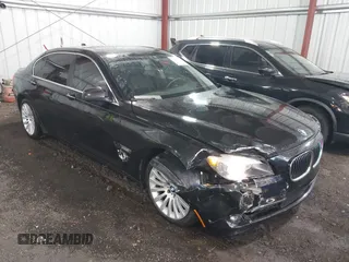 2011 BMW 7 Series 750Li xDrive z VIN WBAKC8C58BC433036, wystawiony jako IAAI lot #42055403 z przebiegiem 92 807 mil mil oraz . Historia ofert i sprzedaży dostępna na DreamBid. Obrazek 1.