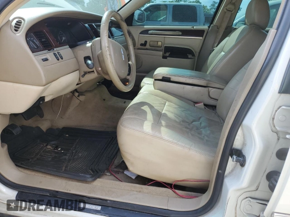 2006 Lincoln Town Car Signature z VIN 1LNHM81W26Y600713, wystawiony jako Copart lot #56341385 z przebiegiem Nie podano mil oraz Szkoda całkowita • Salvage title. Historia ofert i sprzedaży dostępna na DreamBid. Obrazek 7.