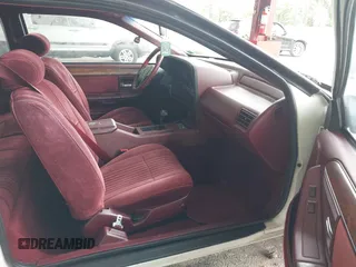 1992 Mercury Cougar z VIN 1MEPM6045NH646487, wystawiony jako IAAI lot #42345310 z przebiegiem 72 579 mil mil oraz . Historia ofert i sprzedaży dostępna na DreamBid. Obrazek 5.