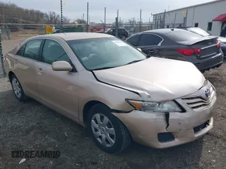 2011 Toyota Camry LE z VIN 4T1BF3EK2BU774552, wystawiony jako IAAI lot #41865254 z przebiegiem 141 968 mil mil oraz . Historia ofert i sprzedaży dostępna na DreamBid. Obrazek 1.