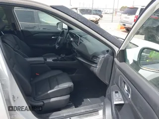 2024 Nissan Rogue SV z VIN JN8BT3BA6RW360105, wystawiony jako IAAI lot #41905419 z przebiegiem 7 103 mil mil oraz . Historia ofert i sprzedaży dostępna na DreamBid. Obrazek 5.