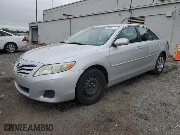 2010 Toyota Camry z VIN 4T1BF3EK1AU019732, wystawiony jako Copart lot #58469755 z przebiegiem 214 898 mil mil oraz Czysty tytuł • Clean title. Historia ofert i sprzedaży dostępna na DreamBid. Obrazek 1.