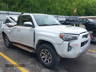 2024 Toyota 4Runner TRD Off Road z VIN JTERU5JR8R6282416, wystawiony jako IAAI lot #42330108 z przebiegiem 9 131 mil mil oraz . Historia ofert i sprzedaży dostępna na DreamBid. Obrazek 1.