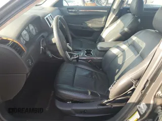 2008 Chrysler 300 Touring z VIN 2C3KA53G38H142026, wystawiony jako Copart lot #56318035 z przebiegiem 168 067 mil mil oraz Szkoda całkowita • Salvage title. Historia ofert i sprzedaży dostępna na DreamBid. Obrazek 7.