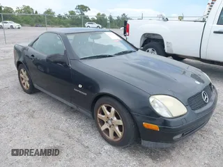 1999 Mercedes-Benz SLK 230/320 z VIN WDBKK47F0XF086064, wystawiony jako IAAI lot #42380513 z przebiegiem 166 381 mil mil oraz . Historia ofert i sprzedaży dostępna na DreamBid. Obrazek 1.
