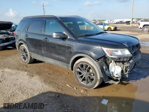2017 Ford Explorer XLT z VIN 1FM5K7D88HGD96198, wystawiony jako Copart lot #64173105 z przebiegiem 137 081 mil mil oraz Szkoda całkowita • Salvage title. Historia ofert i sprzedaży dostępna na DreamBid. Obrazek 4.