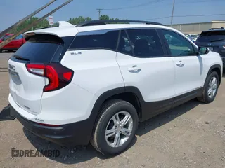 2023 GMC Terrain SLE z VIN 3GKALTEG4PL237983, wystawiony jako IAAI lot #42810324 z przebiegiem 33 064 mil mil oraz . Historia ofert i sprzedaży dostępna na DreamBid. Obrazek 4.