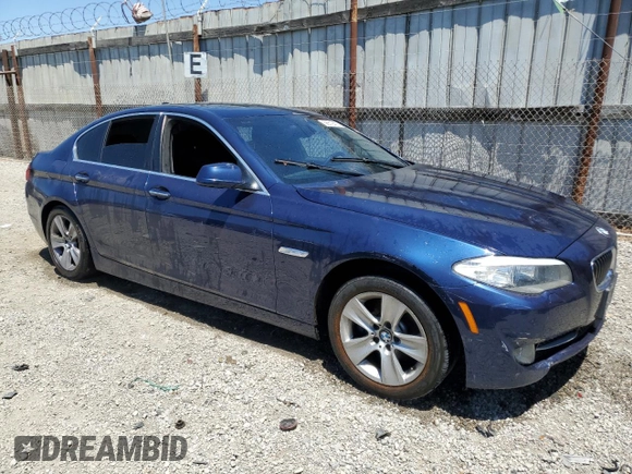 2012 BMW 5 Series 528i z VIN WBAXG5C51CDX06029, wystawiony jako Copart lot #56512415 z przebiegiem 126 307 mil mil oraz Czysty tytuł • Clean title. Historia ofert i sprzedaży dostępna na DreamBid. Obrazek 4.