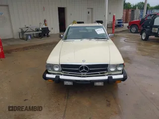 1983 Mercedes-Benz 380 SL z VIN WDBBA45A3DB021934, wystawiony jako IAAI lot #42355288 z przebiegiem 10 887 mil mil oraz . Historia ofert i sprzedaży dostępna na DreamBid. Obrazek 12.