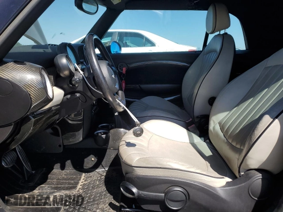2011 MINI Convertible S с VIN WMWZP3C59BT249133, выставлен на аукционе Copart как лот 56402615 с пробегом 103 809 миль миль и Списание • Salvage title. История ставок и продаж доступна на DreamBid. Изображение 7.