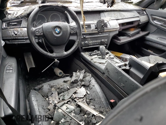 2012 BMW 7 Series 750i z VIN WBAKA8C5XCCY37933, wystawiony jako Copart lot #53122875 z przebiegiem Nie podano mil oraz Nie do naprawy • Non repairable. Historia ofert i sprzedaży dostępna na DreamBid. Obrazek 8.