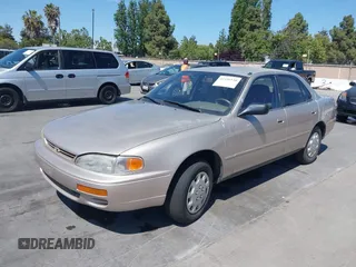 1996 Toyota Camry DX z VIN JT2BG12K3T0381929, wystawiony jako IAAI lot #42336120 z przebiegiem 198 942 mil mil oraz . Historia ofert i sprzedaży dostępna na DreamBid. Obrazek 6.