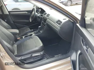 2015 Volkswagen Passat SE z VIN 1VWBV7A3XFC015671, wystawiony jako IAAI lot #41809970 z przebiegiem 192 712 mil mil oraz . Historia ofert i sprzedaży dostępna na DreamBid. Obrazek 5.
