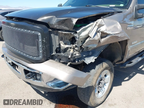 2006 Ford F-250 XL z VIN 1FTSW21P06EA12272, wystawiony jako IAAI lot #42101086 z przebiegiem 247 602 mil mil oraz . Historia ofert i sprzedaży dostępna na DreamBid. Obrazek 6.