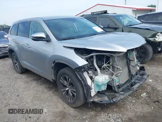 2018 Toyota Highlander LE z VIN 5TDBZRFH3JS900597, wystawiony jako IAAI lot #42071754 z przebiegiem 69 841 mil mil oraz . Historia ofert i sprzedaży dostępna na DreamBid. Obrazek 1.