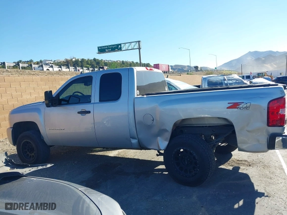 2010 Chevrolet Silverado 1500 LT with VIN 1GCSKSE35AZ261428, listed as a IAAI auction lot 41643928 with 136,282 mi miles. Bid and sale history available at carsss.com. Image 14.