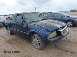 2002 GMC Sonoma SLS with VIN 1GTCS195928217837, listed as a IAAI auction lot 42136213 with 172,037 mi miles. Bid and sale history available at carsss.com. Image 1.