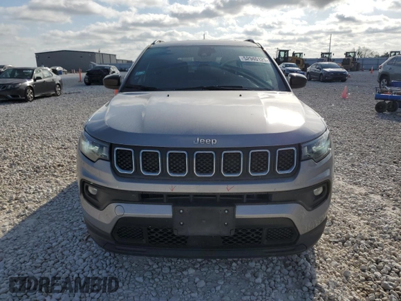2023 Jeep Compass Latitude Lux с VIN 3C4NJDFN6PT513828, выставлен на аукционе Copart как лот 52940125 с пробегом 63 204 миль миль и Списание • Salvage title. История ставок и продаж доступна на DreamBid. Изображение 5.