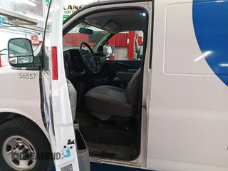 2015 Chevrolet Express Cargo z VIN 1GCWGFCF2F1160764, wystawiony jako IAAI lot #42566615 z przebiegiem 232 493 mil mil oraz . Historia ofert i sprzedaży dostępna na DreamBid. Obrazek 14.