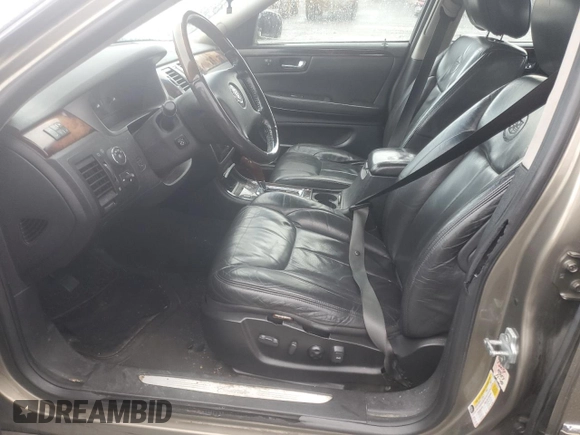 2010 Cadillac DTS 1SD z VIN 1G6KH5EY6AU126664, wystawiony jako Copart lot #58533225 z przebiegiem Nie podano mil oraz Szkoda całkowita • Salvage title. Historia ofert i sprzedaży dostępna na DreamBid. Obrazek 7.