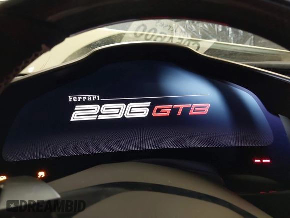 2024 Ferrari 296 GTB z VIN ZFF99SLA6R0303425, wystawiony jako IAAI lot #39193585 z przebiegiem Nie podano mil oraz . Historia ofert i sprzedaży dostępna na DreamBid. Obrazek 15.