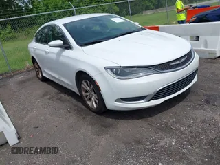 2015 Chrysler 200 Limited z VIN 1C3CCCAB5FN632725, wystawiony jako IAAI lot #42419815 z przebiegiem 234 576 mil mil oraz . Historia ofert i sprzedaży dostępna na DreamBid. Obrazek 1.