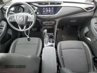 2021 Buick Encore GX Select z VIN KL4MMDSL4MB113927, wystawiony jako Copart lot #56138395 z przebiegiem 39 208 mil mil oraz Nie do naprawy • Non repairable. Historia ofert i sprzedaży dostępna na DreamBid. Obrazek 8.