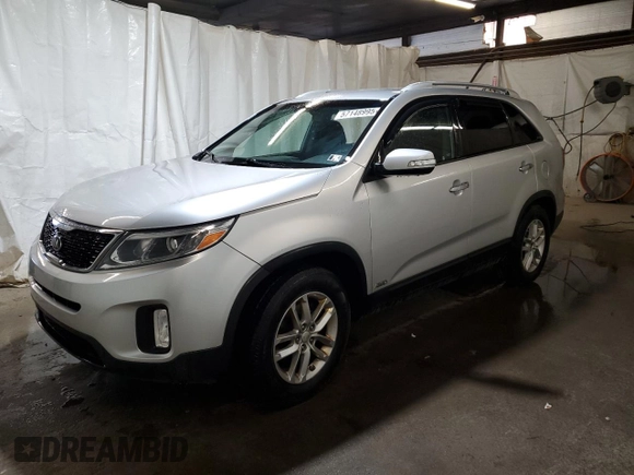 2014 Kia Sorento LX z VIN 5XYKTCA6XEG465634, wystawiony jako Copart lot #57148995 z przebiegiem 201 503 mil mil oraz Szkoda całkowita • Salvage title. Historia ofert i sprzedaży dostępna na DreamBid. Obrazek 1.