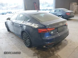 2022 Audi A5 Sportback Premium Plus z VIN WAUCBCF57NA005917, wystawiony jako IAAI lot #41362046 z przebiegiem 28 224 mil mil oraz . Historia ofert i sprzedaży dostępna na DreamBid. Obrazek 3.