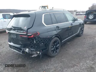 2025 BMW X7 xDrive40i z VIN 5UX23EM01S9Y67220, wystawiony jako IAAI lot #41722504 z przebiegiem 7 522 mil mil oraz . Historia ofert i sprzedaży dostępna na DreamBid. Obrazek 4.